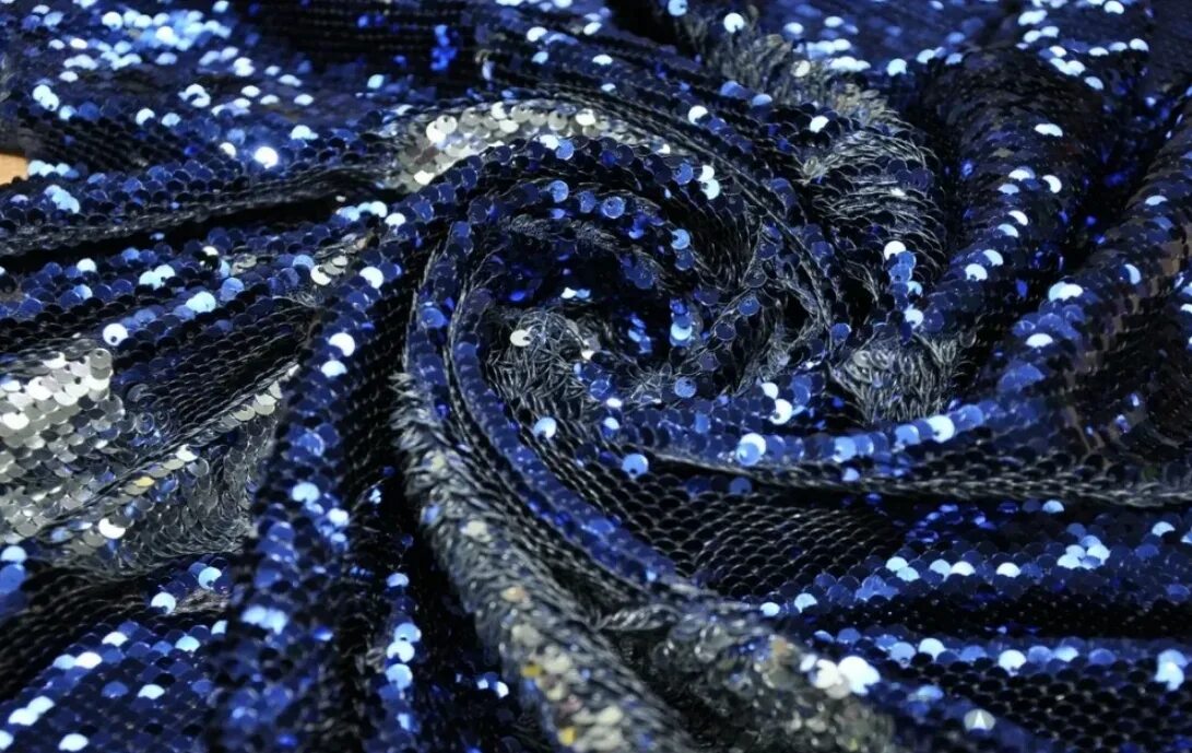 ткань с пайетками двухсторонняя. маленькие белые чешуйки на ткани. синие пайетки ткань. двусторонние пайетки ткань. ткань с пайетками двухсторонняя.