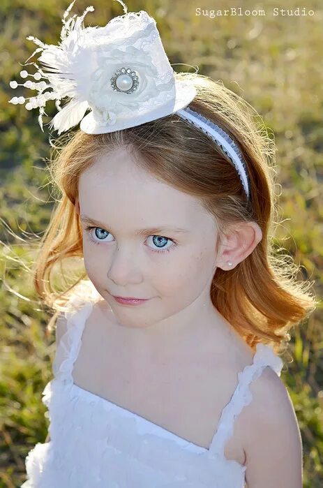 Заколка шляпка для девочки. Шляпка на ободке. Вуалетка на заколке. Маленькие шляпки. Шляпка для девочки.