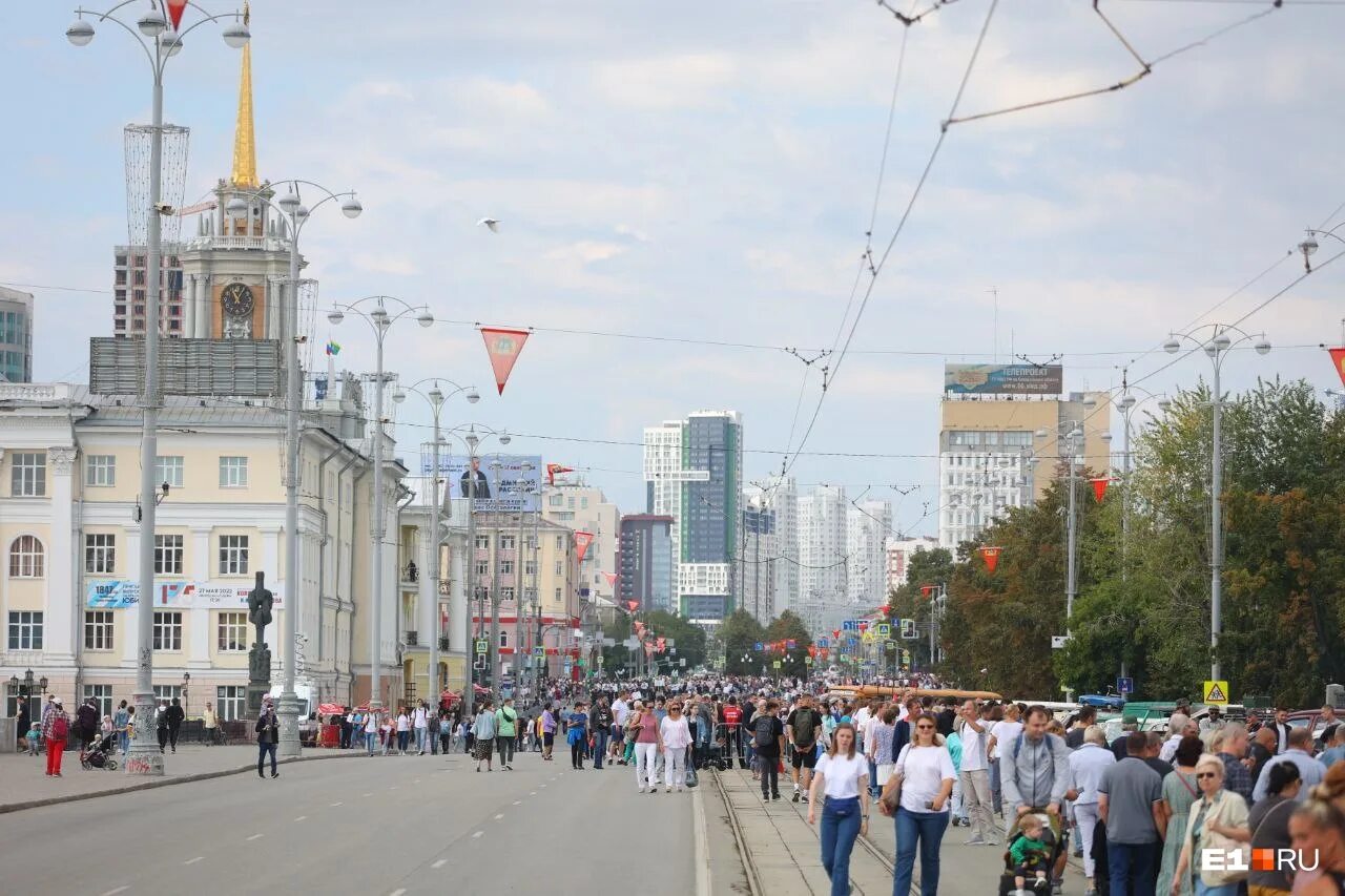 Сайт г сегодня. День города Екатеринбург 2022. Сцена на площади 1905 года Екатеринбург. Екатеринбург днем. Площадь 1095 года Екатеринбург.