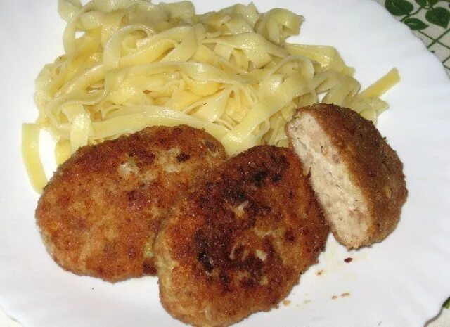 Котлета с сыром название. Котлета с плавленным сыром. куриные котлеты с плавленным сыром. сложный гарнир к котлетам. котлеты из фарша с гарниром.