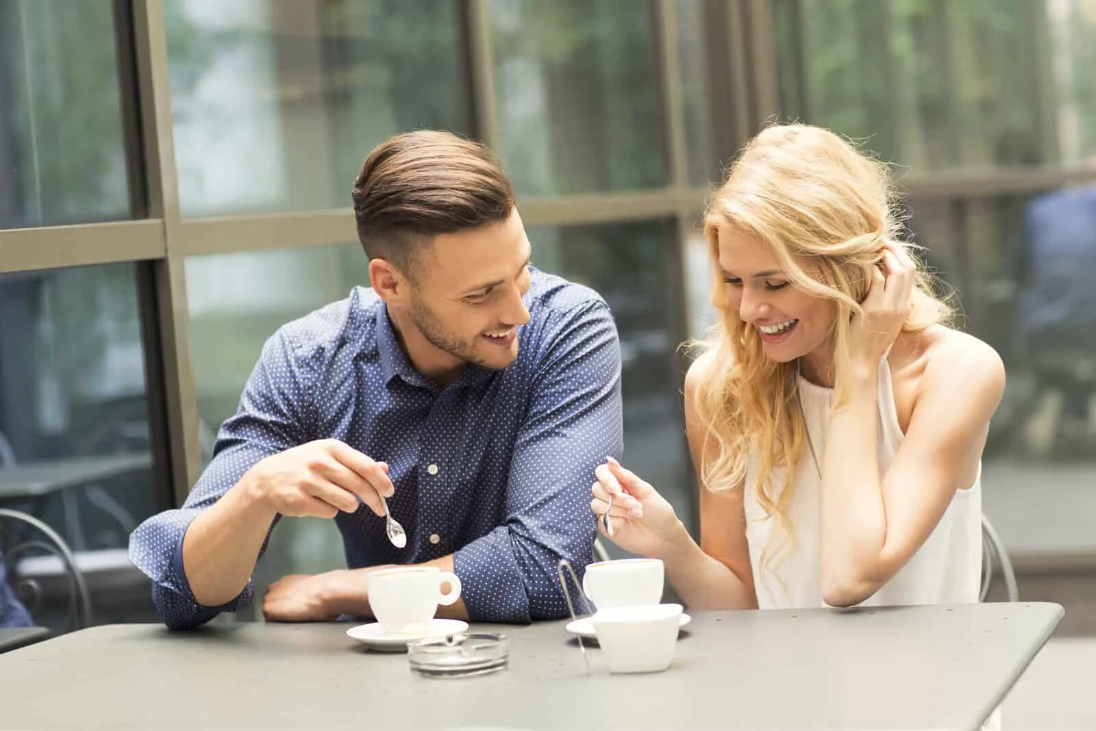 Meet couple. Мужчина и женщина в кафе. Мужчина и женщина в кофейне. Разговор мужчины и женщины. Приятный разговор.