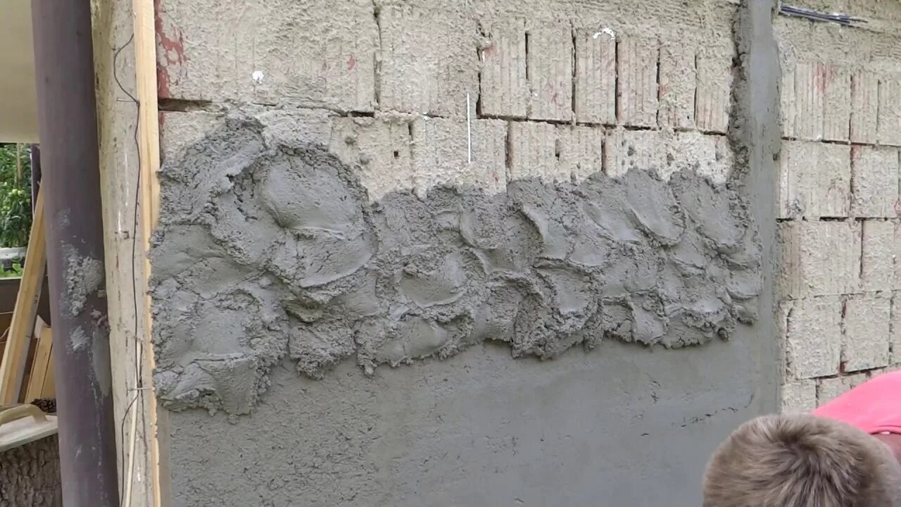 Штукатурка кирпичной стены цементным раствором. Видео штукатурим стены цементным раствором. Ручная штукатурка. Оштукатуривание стен цементно-песчаным раствором. Штукатурка по маякам.