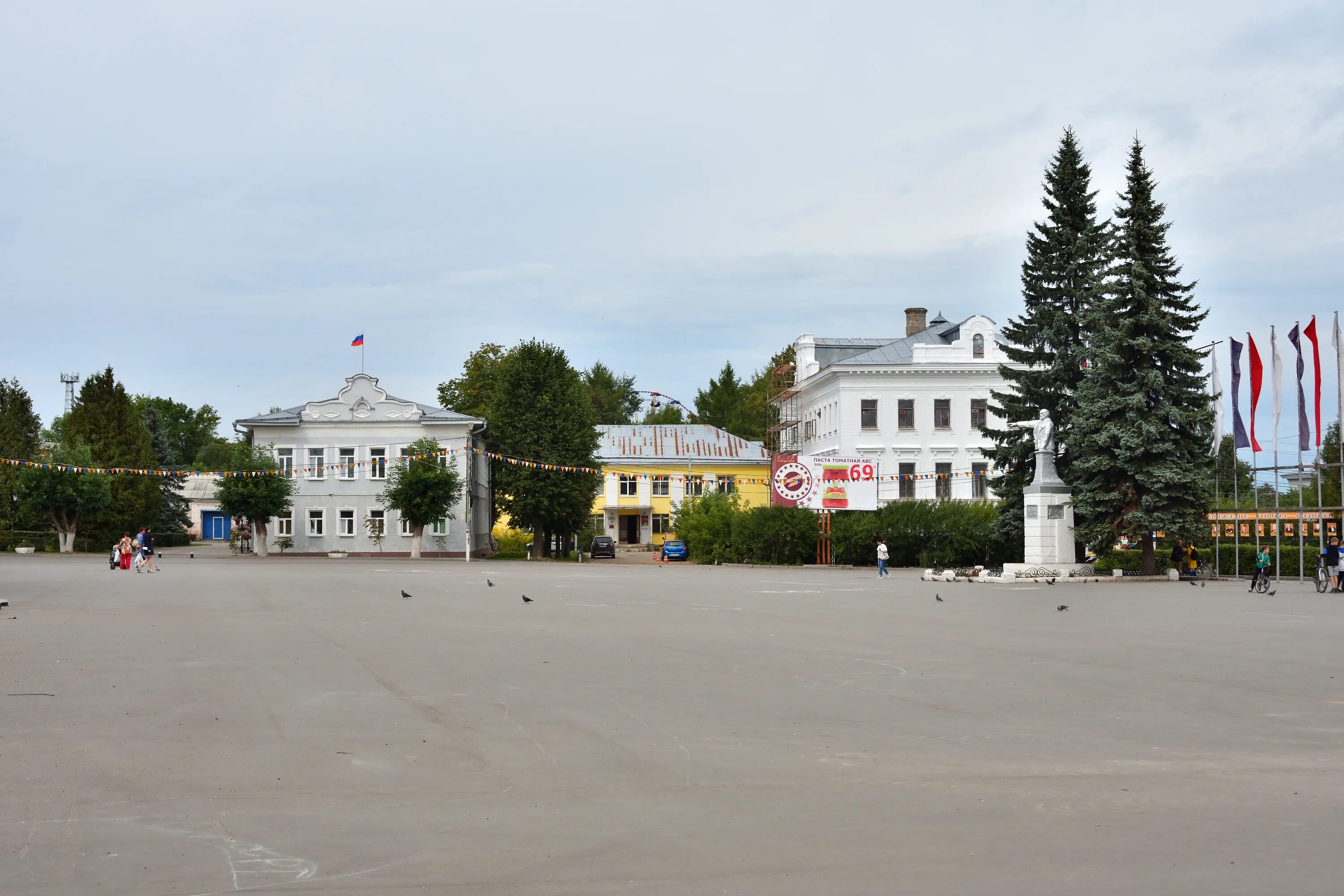 Погода в комсомольске ивановской. Ивановская область Комсомольск площадь Ленина. Население города Комсомольск Ивановская область. Панорама Комсомольск Ивановской области.