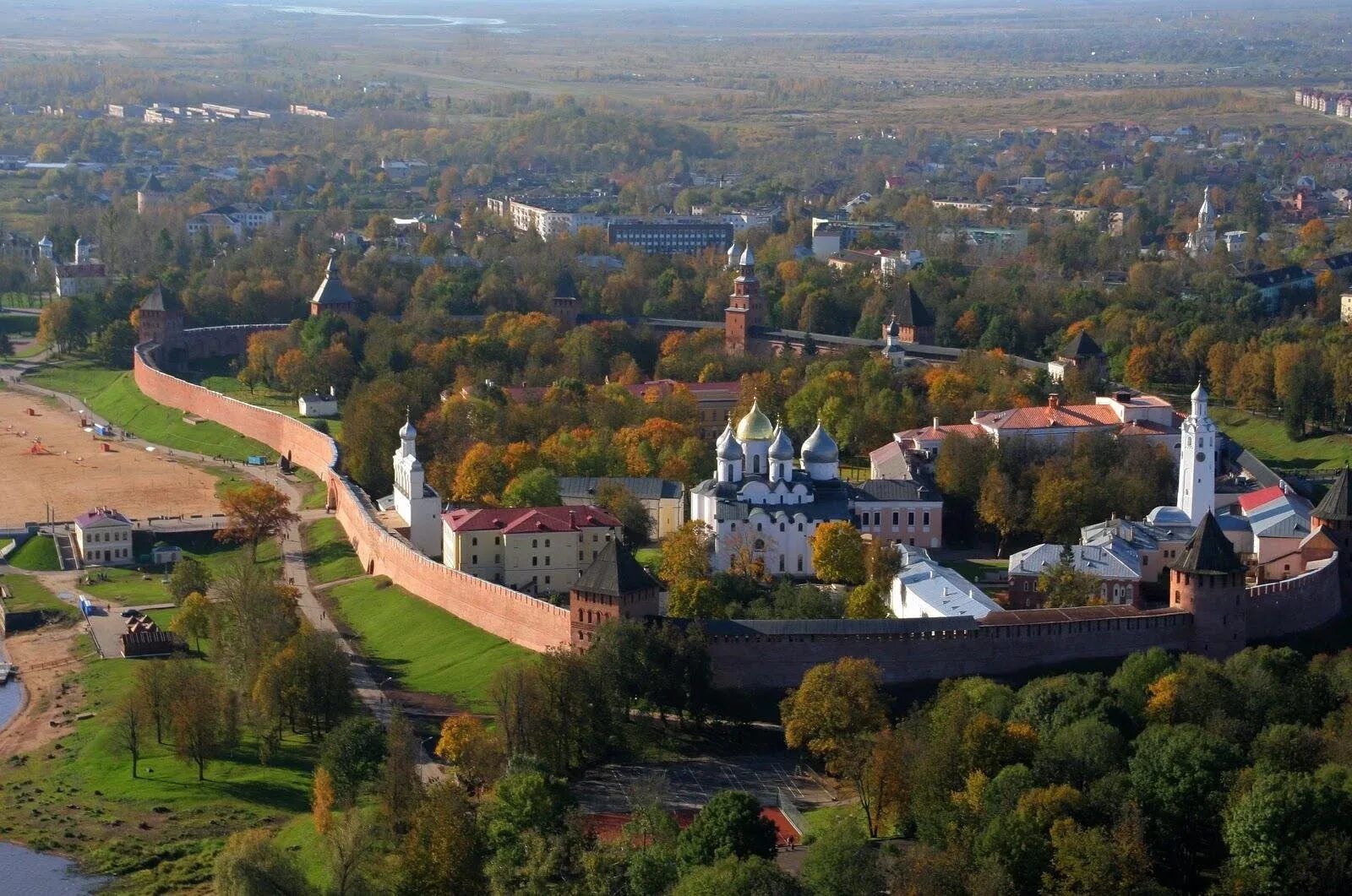 Новгородский Детинец Великий Новгород. Новгородский Кремль (г. Великий Новгород). Новгородский Детинец достопримечательности Великого Новгорода. Старая Русса Кремль.