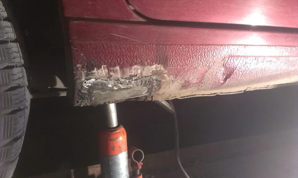 Дыры в порогах авто. Дастер ржавый порог. Дыра в пороге. Сварка порогов автомобиля. Вытяжка порогов автомобиля без сварки.