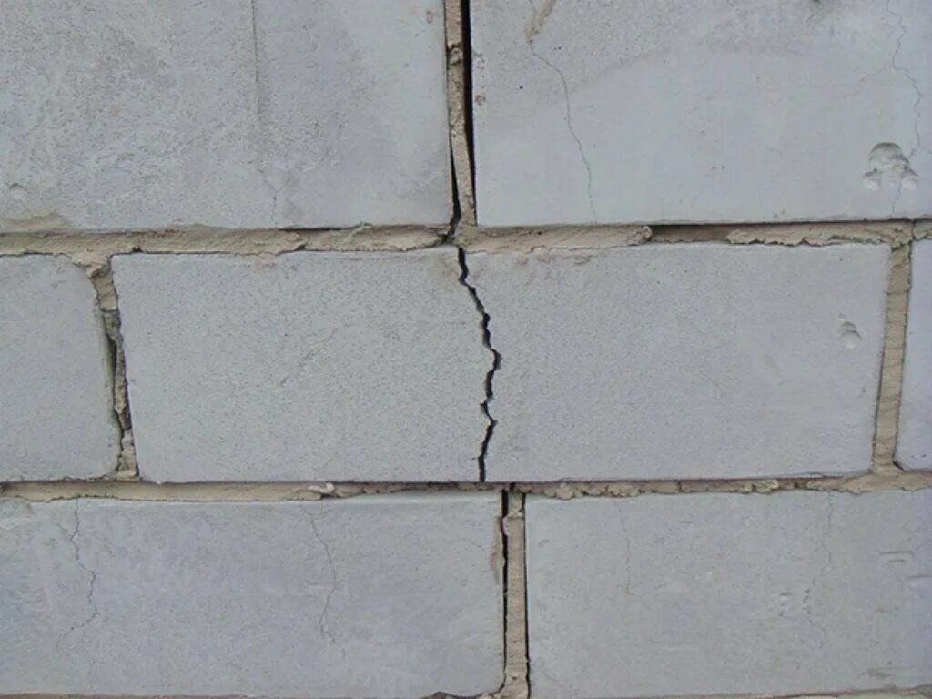 Трещины в стенах из газобетона. Усадочные трещины в бетоне м 350. Газосиликат трещины. Усадочные трещины в кирпичной кладке. Усадочные трещины газоблок.