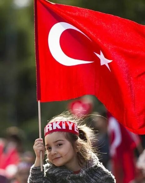 Turkey girls. Турция люди. Turkish girls. Turk Kids бренд. Girl with Turkish Flag.