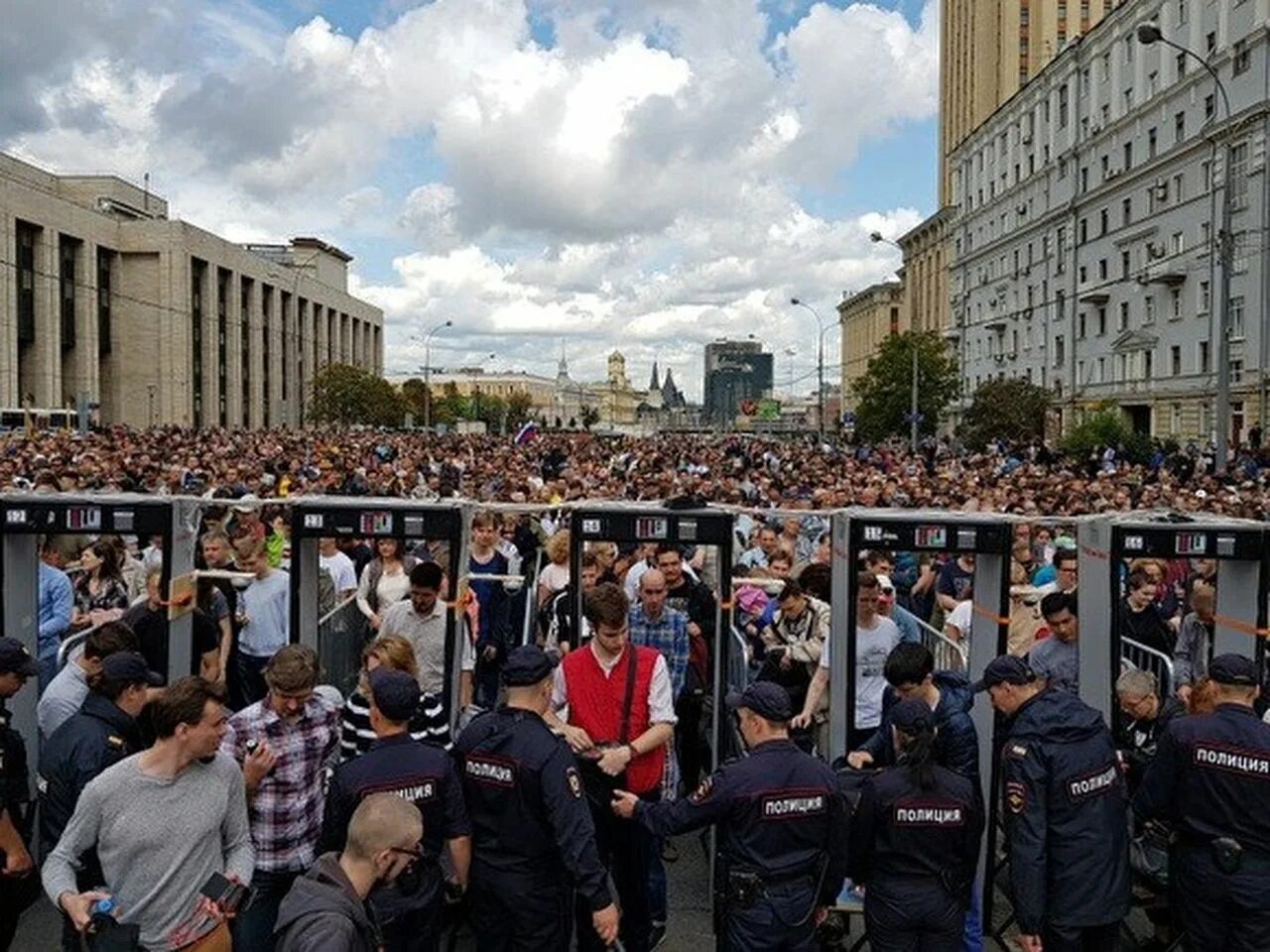 Митинг 12 июня 2017 в москве. Протестующие москва. Протестующие москва. Протестующие москва. Протесты в москве.