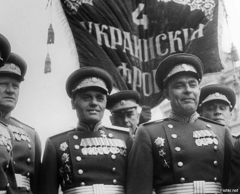 Брежнев 1945. Брежнев 1945. Брежнев участник парада победы 1945. Брежнев 1945. Гельмут шмидт и брежнев.