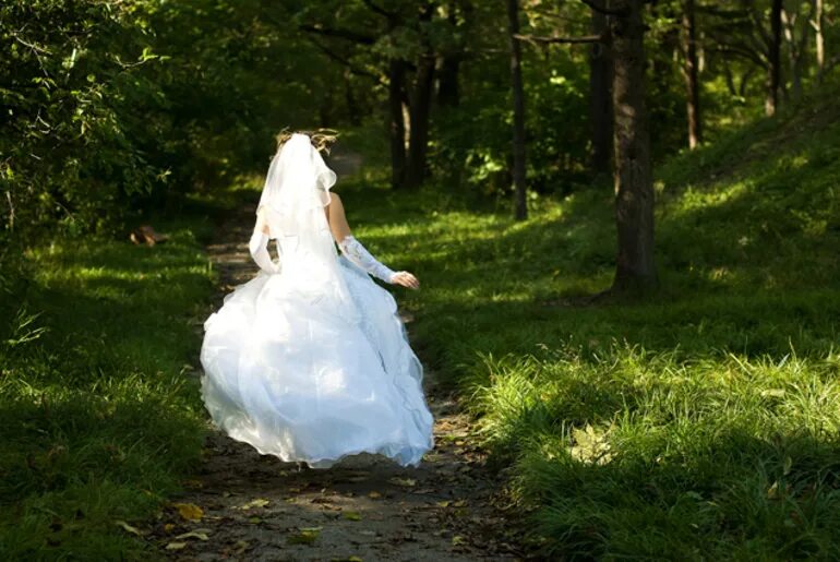 Невеста убегает. Сбежавшая невеста. Сбежал со свадьбы. Невеста плача убегает со свадьбы.