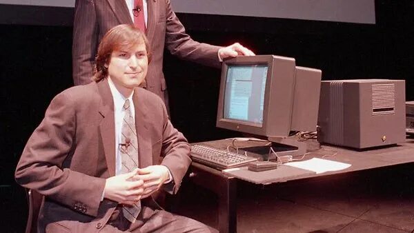 Next computer. Компания некст стива джобса. компьютеры next стив джобс. некст компьютер стива джобса. фирма некст 1985 стива джобса.