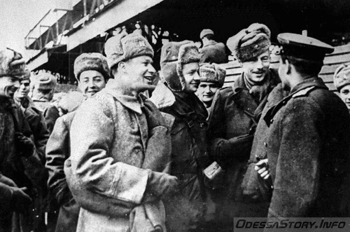 После освобождения из плена. Освобождение военнопленных ВОВ. Солдаты освобождают пленников 1945.
