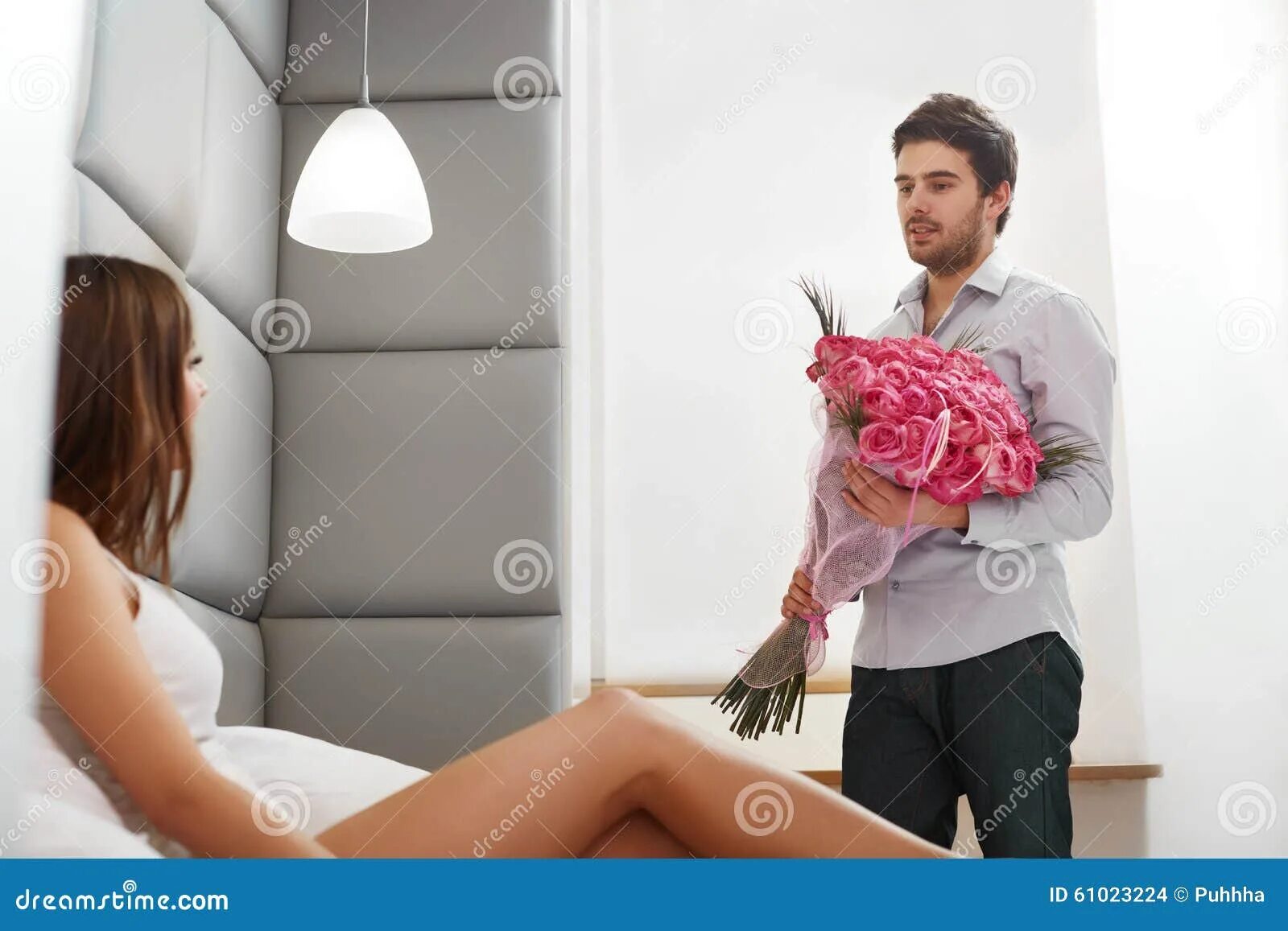 Парень пришёл к девушке с цветами. The man hand that gives flowers to a woman. Мужчина дарит подарок. Парень дарит девушке букет азиаты. Парень дарит девушке.