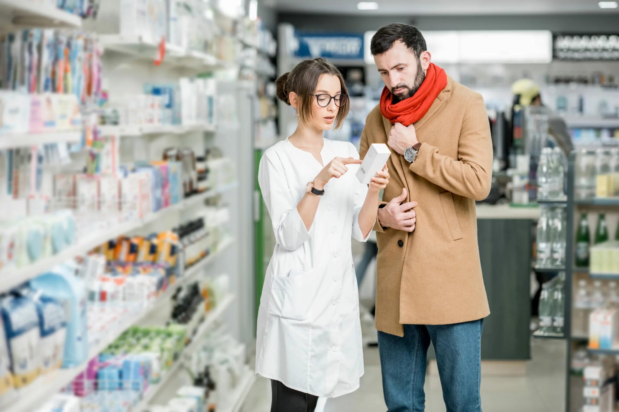 Как называется человек который работает в аптеке. Фармацевт мужчина и женщина. мужчина и женщина в аптеке. общение фармацевта с покупателем. поведение фармацевта в аптеке.