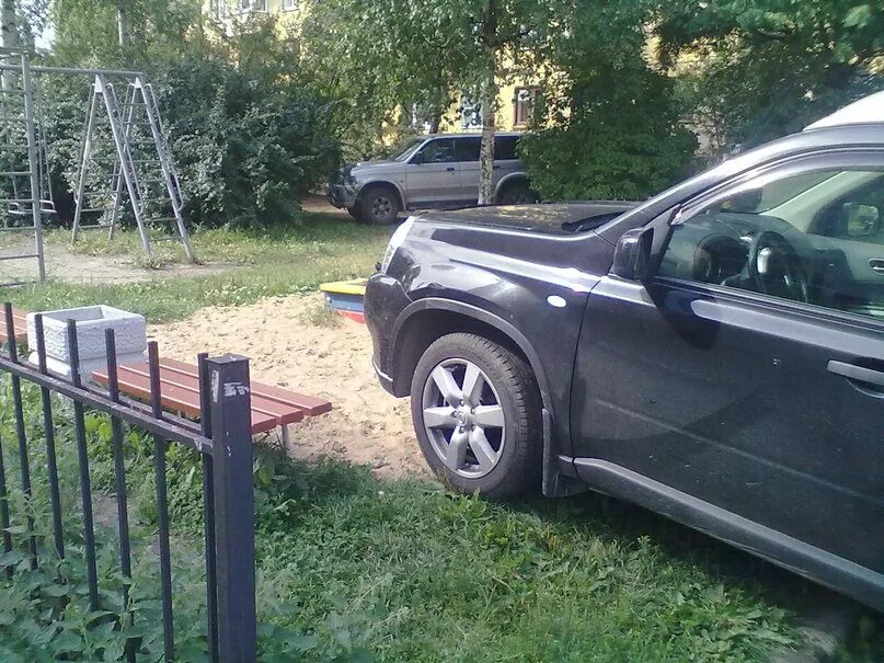 Детская площадка на бестужевской. Парковка на детской площадке. Машина на тротуаре. Качели на бестужевской улице. Автомобиль припаркованный на детской площадке.