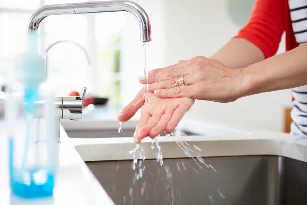Окр моет руки. Моем руки. Моем руки с мылом. Мытье рук на кухне. Женские руки с моющим средством.