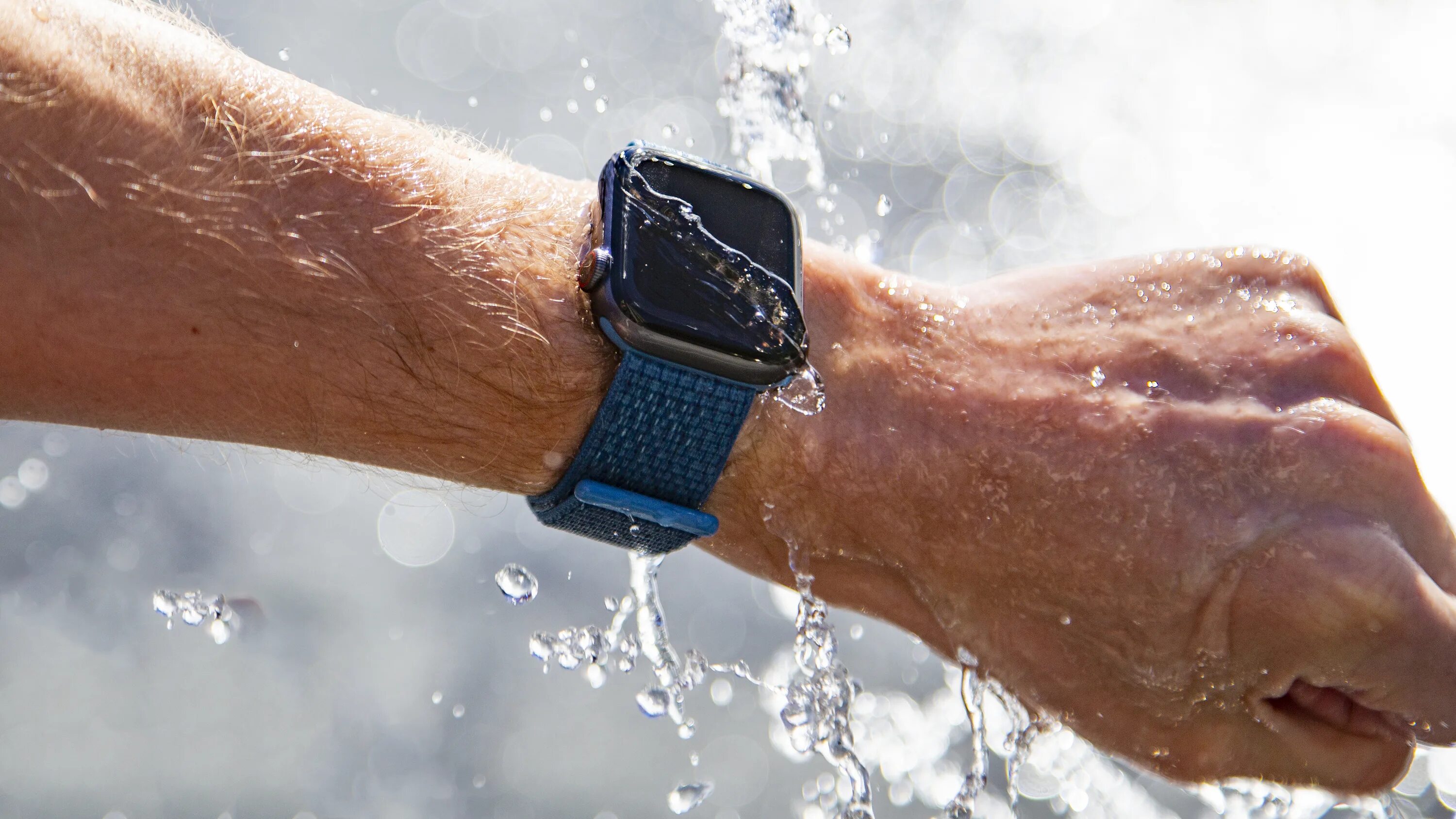 Waterproof Apple watch. Эппл вотч в воде. Apple watch 2023. Часаы апел вотс под водой. Смарт часы в воде