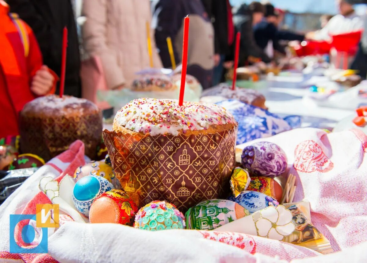 Куличи на Пасху. Пасхальные яйца и куличи. Празднование Пасхи в России. Пасха храм.