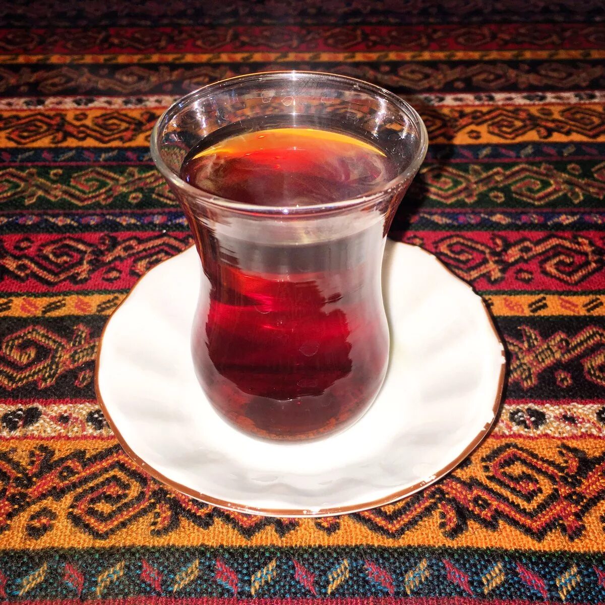 Азербайджанский стакан для чая. Азербайджанский чай армуду. Армуду чай Азербайджан. Армуд Бакинский. Армуд азербайджанский.