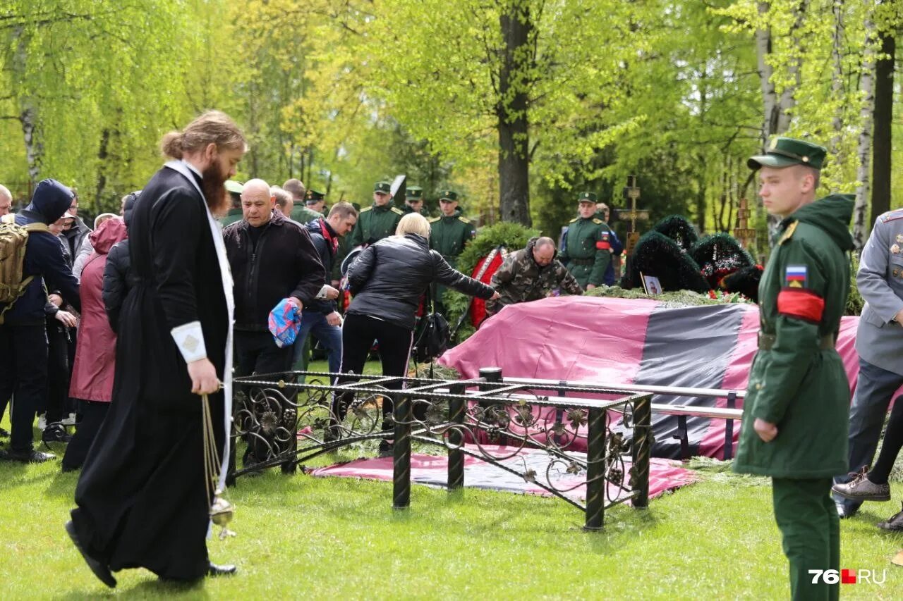 Похоронили жертв крокус. Похороны военнослужащего. Похороны Ярославль военных.