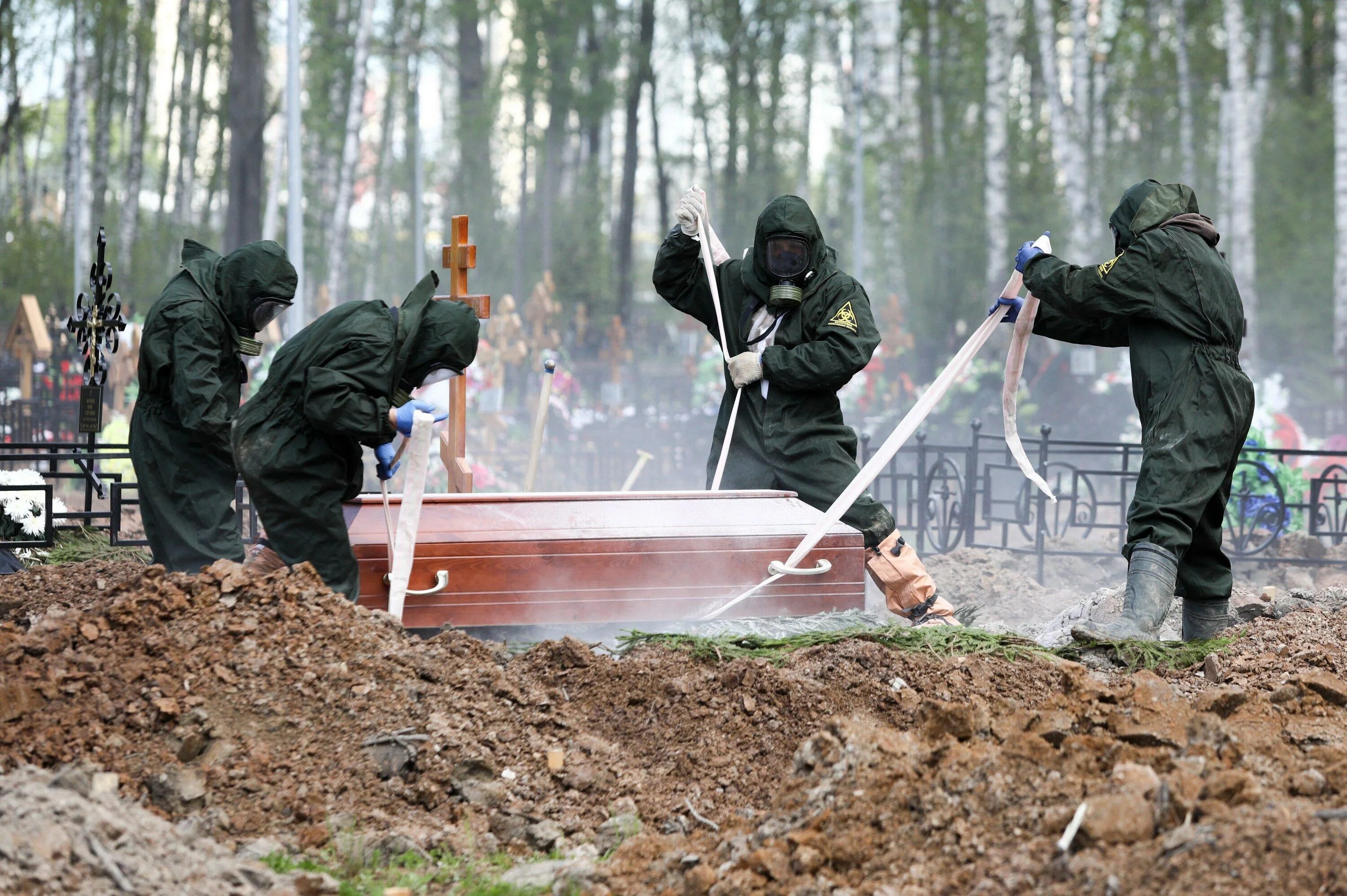 Рано похоронили. Кладбище погибших от коронавируса.