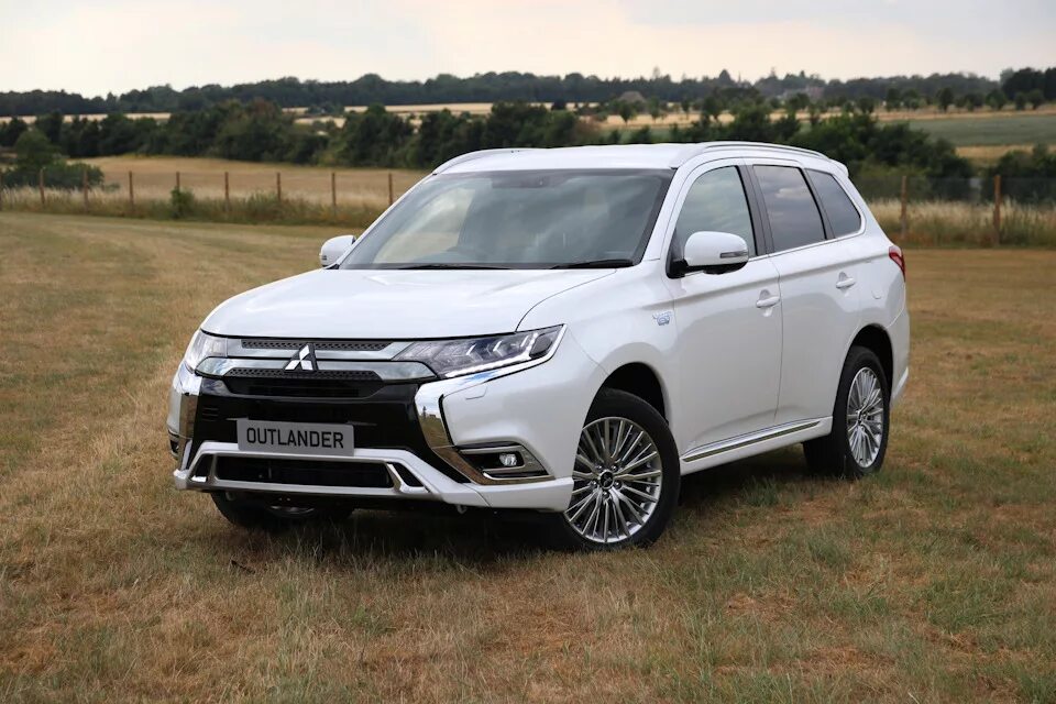 Аутлендер лучший. Митсубиси аутлендер 2019. митсубиси аутлендер 2025. mitsubishi outlander mitsubishi outlander. mitsubishi outlander phev 2018.