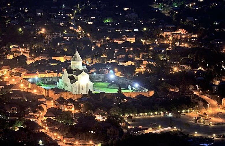 грузия тбилиси 2022. новогодний тбилиси 2022. грузия тбилиси 2022. грузия тбилиси 2 школа фото и видео. площадь свободы тбилиси.