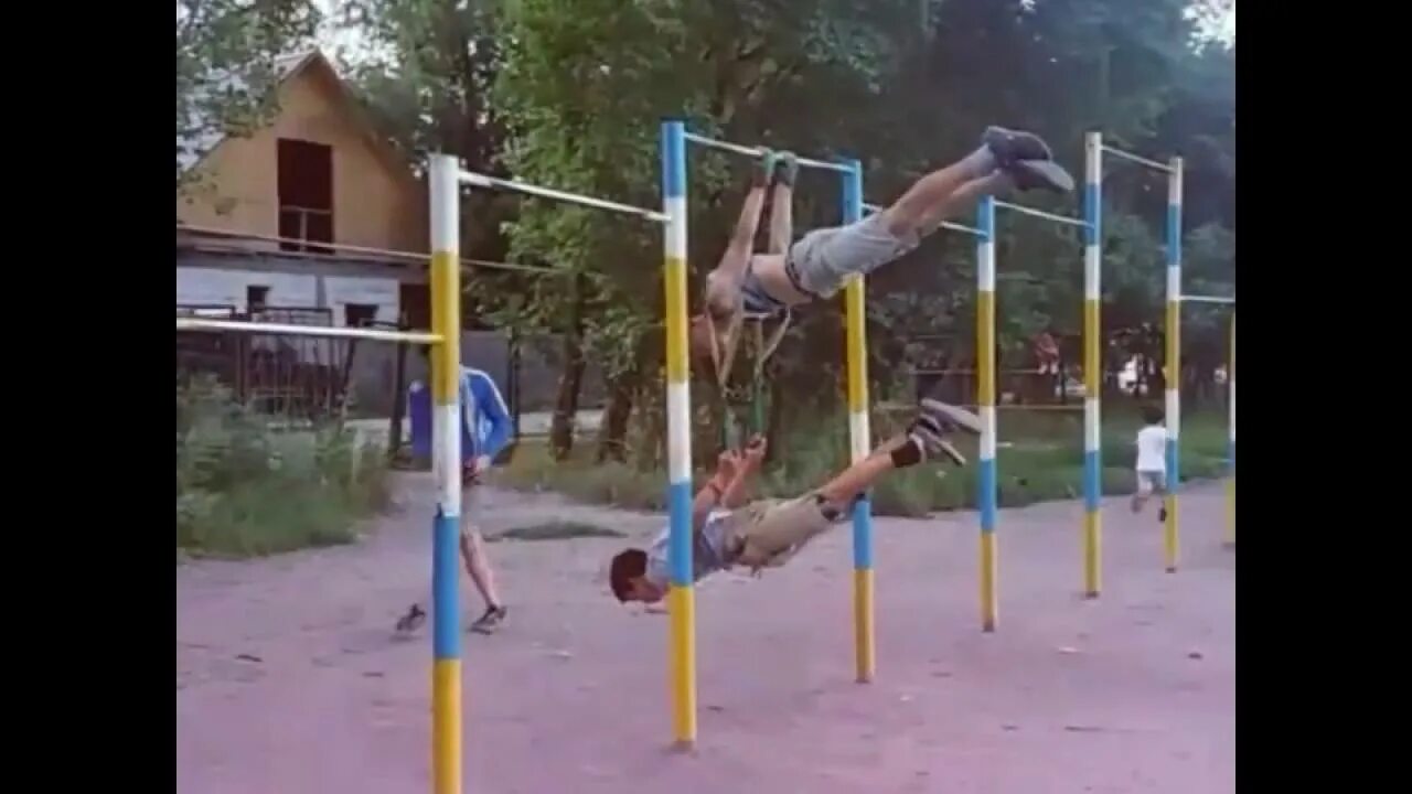 Как научиться трюкам на турнике. Элемент ласточка воркаут. парные элементы на турнике. парные трюки на турнике с. ласточка на турнике.