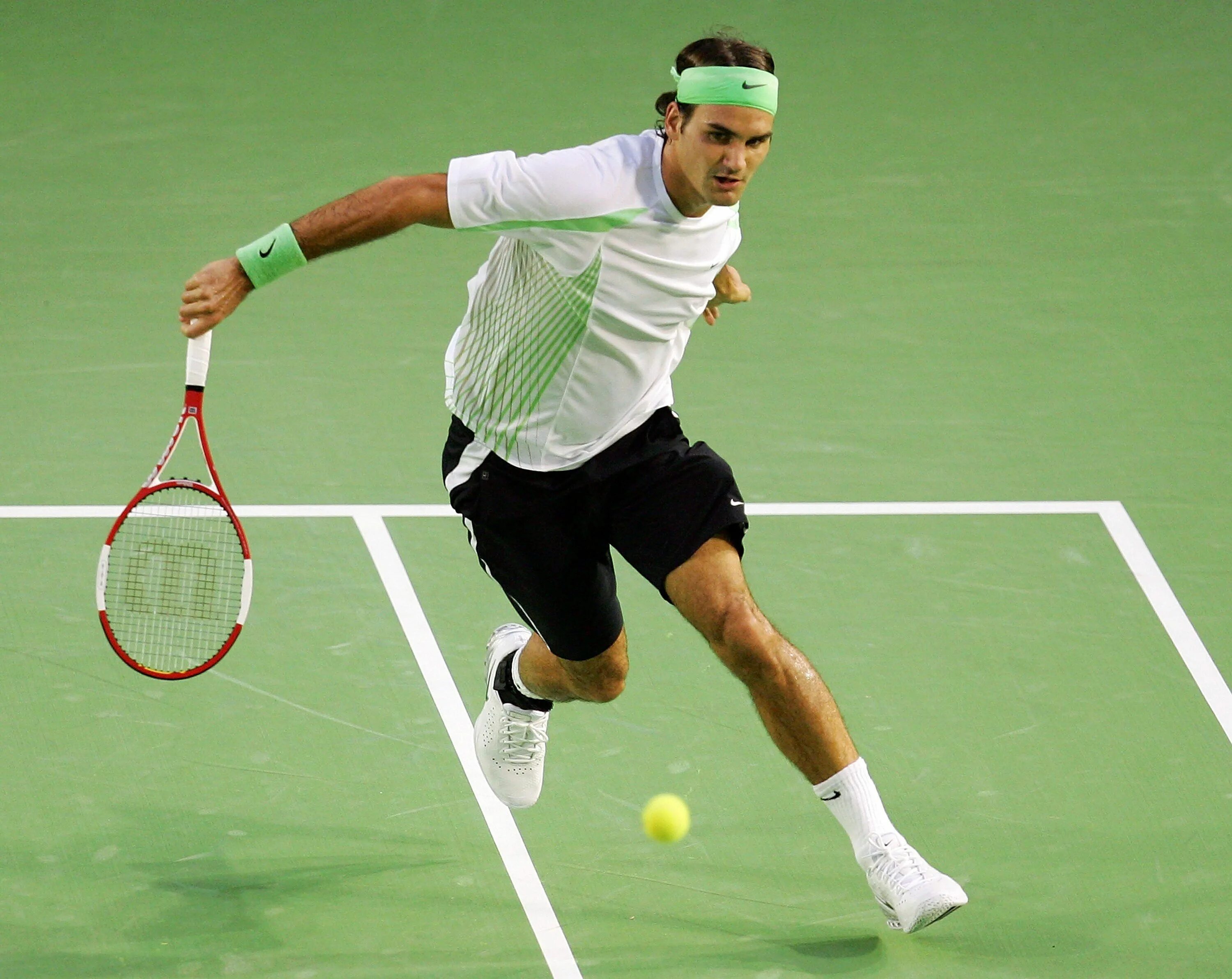Теннис игроки мужчины. Роджер Федерер. Роджер Федерер на корте. Роджер Федерер с ракеткой.