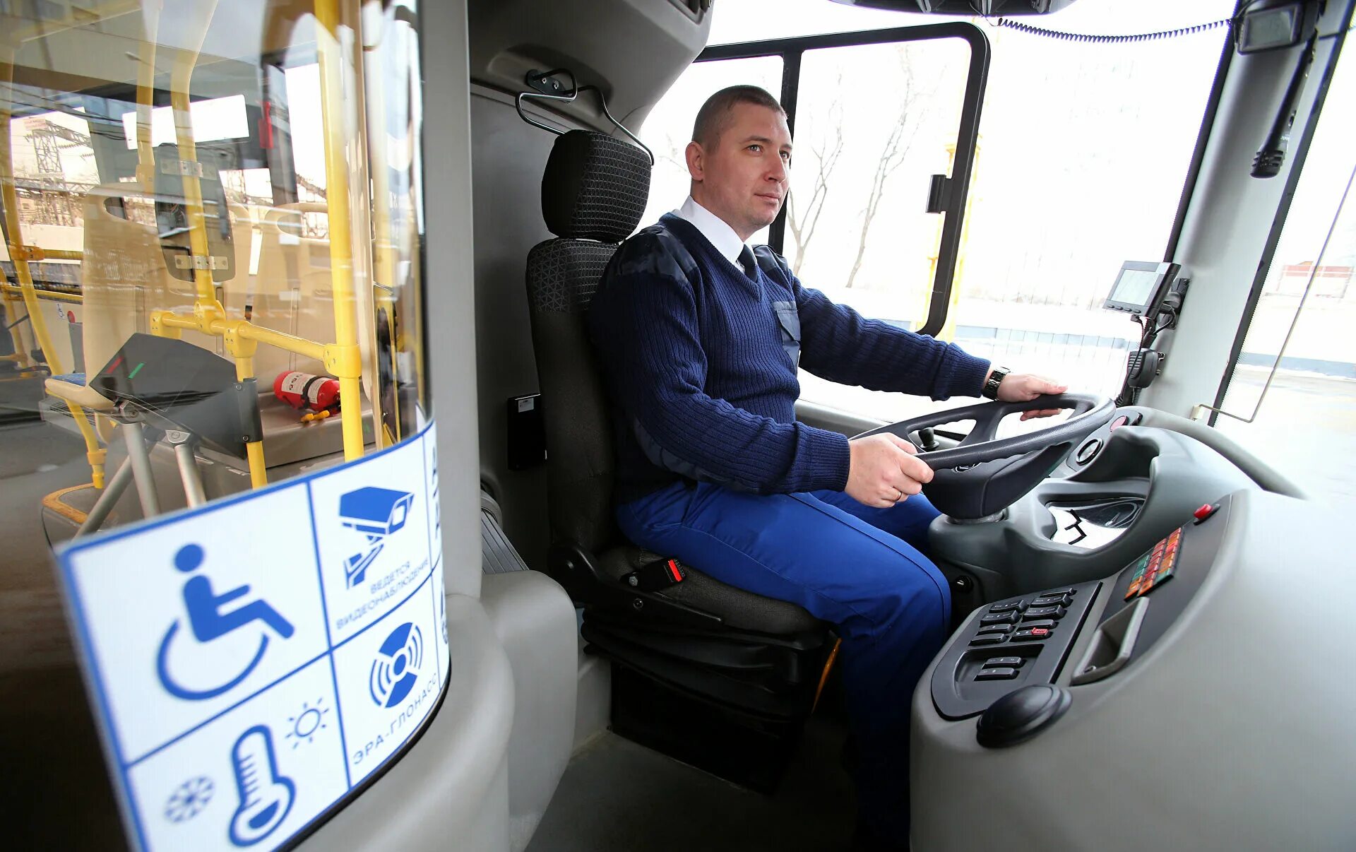 Мужчина за рулем фуры. Шофер грузовика. Мужчина на грузовике. Стоит ли идти водителем. Парень дальнобойщик.