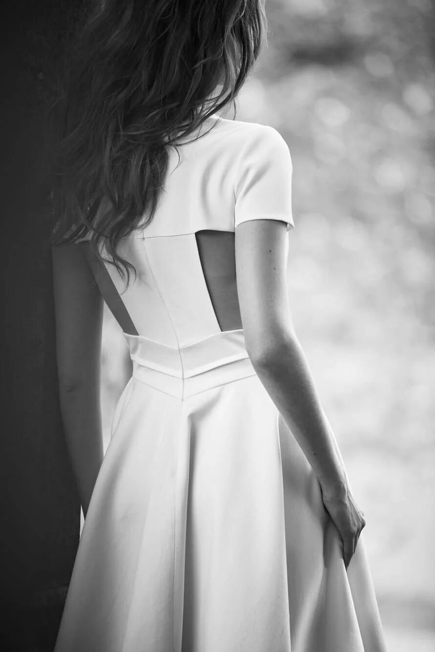 Девушка в платье со спины. Девушка в белом платье. Фотосессия со спины.