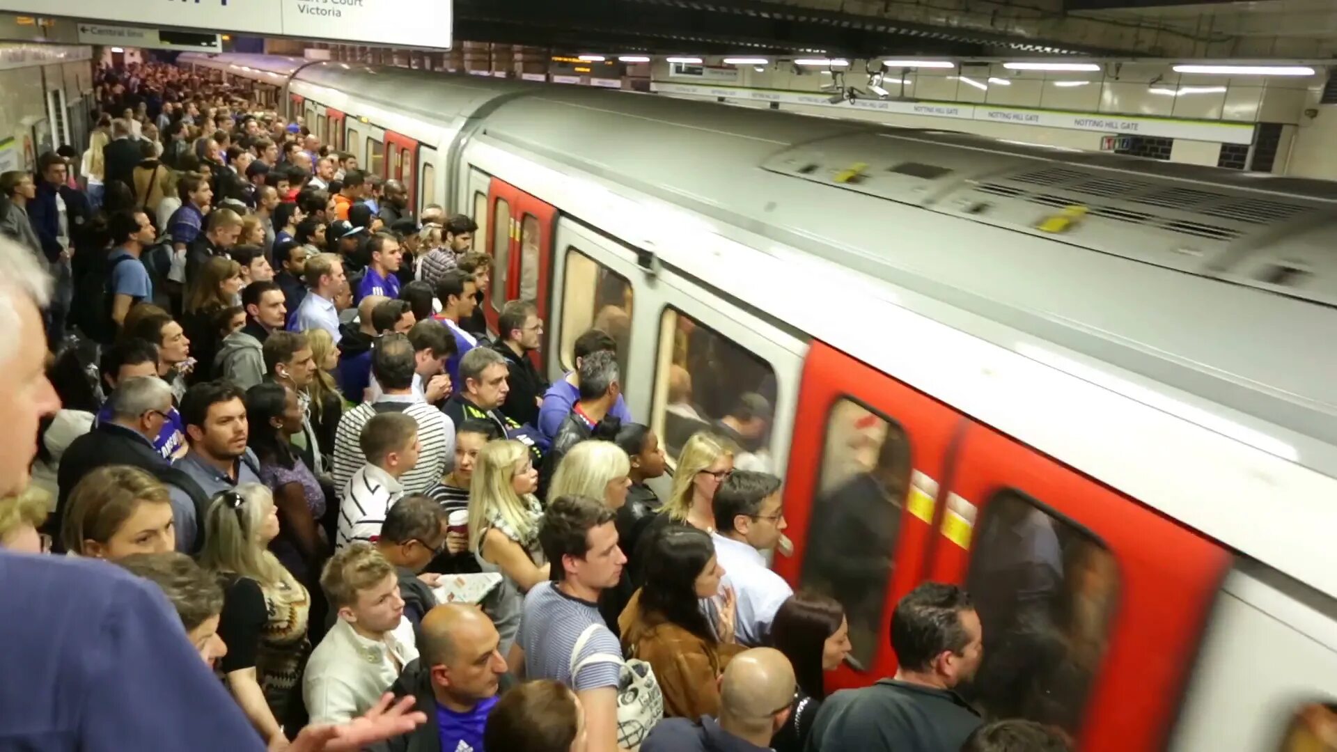 Сколько пассажиров в метро. Час пик в метро в Москве. Толпа людей в метро. Толпа народа в метро. Толпа в вагоне метро.