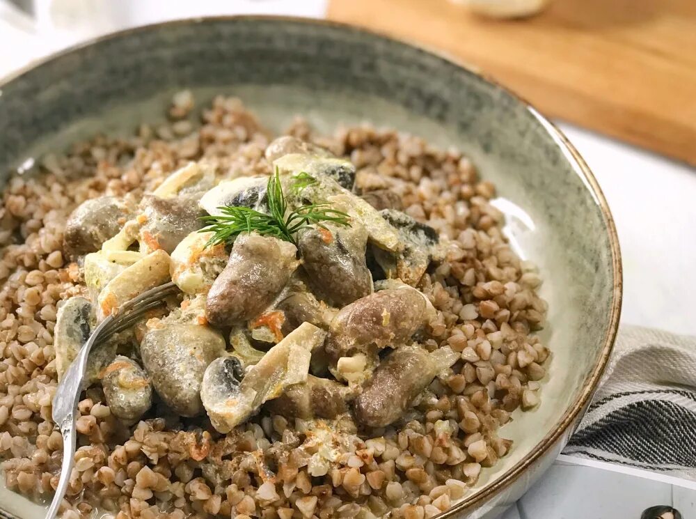 Гречка с грибами и куриным. Тушеные куриные сердечки с гречкой. Гречневая каша с овощами. Гречка по-купечески с овощами. Гречневая каша с грибами и луком и морковью.
