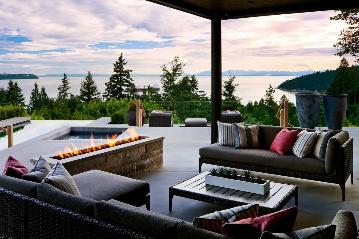 Окна холм. Terrace House Ванкувере. Веранда с панорамными окнами. Красивый вид с террасы. Веранда с панорамным видом.