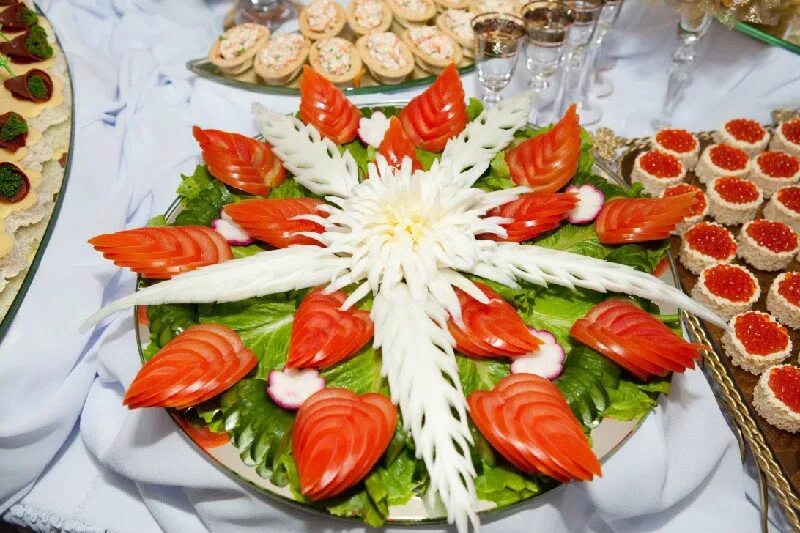 украшение блюд праздничного стола. украшение салатов на праздничный стол. украшения салатов для праздничного. оформление салатов для банкета. фото украшенных блюд.