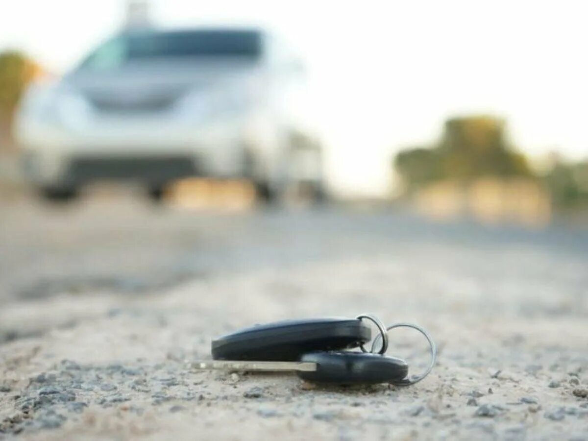 потери энергии в автомобиле. утеря машины. выбросил ключи. очень много машин. ключ для паркинга.