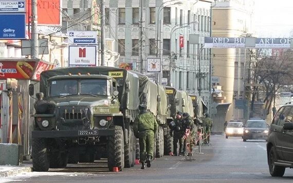 Августовский путч танки. Танки на красной площади 1991. Москву ввели войска. Колонна внутренних войск. Ввод войск в москву.