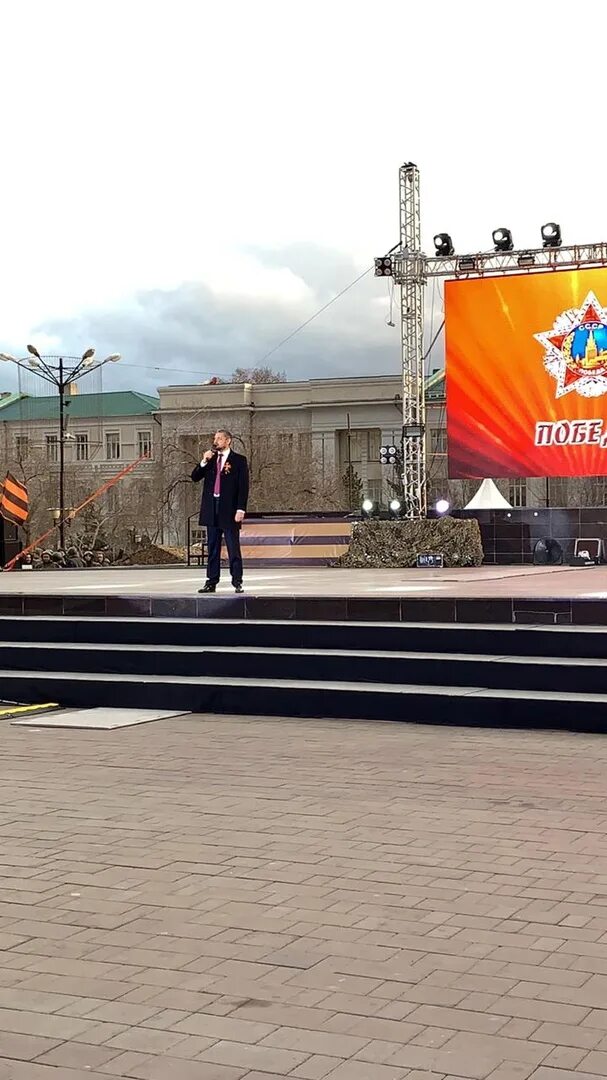 Концерт 9 мая. Концерт в ивангороде в честь дня победы. Концерт в честь дня победы. Театрализованный концерт к 9 мая. Праздничный концерт ко дню победы.