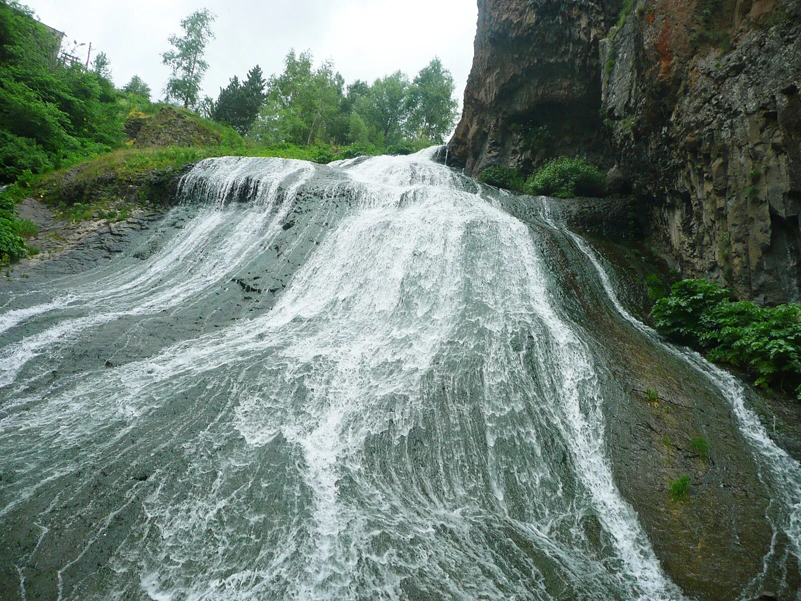 горный водопад. катарактный водопад. поток падающей воды. гидиб водопад. каменный водопад белокуриха.
