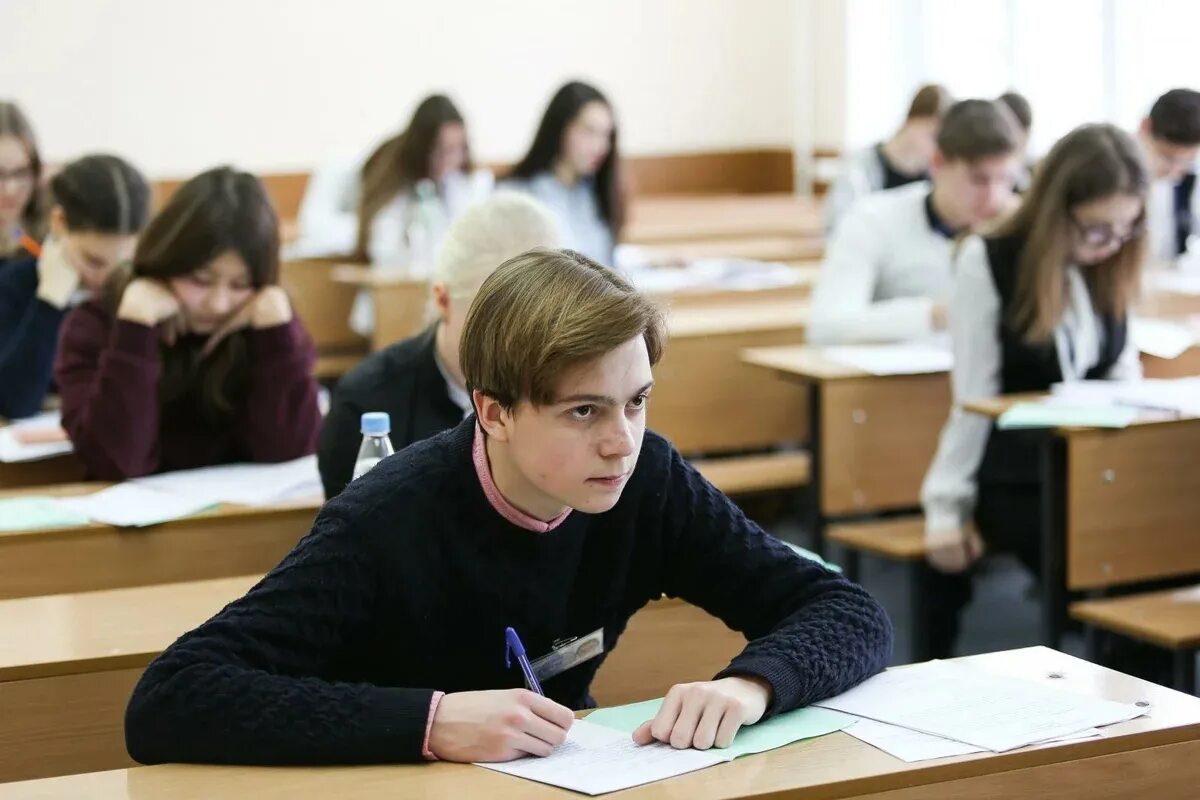 Девятиклассники получили задание. Старшеклассники в школе. Школьники за партой. Ученик старшеклассник. Ученик за партой.