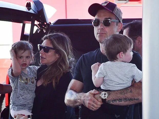 Робби уильямс с женой и детьми фото En espera de Charlie, ya 3 años Robbie williams, Beautiful boys, Robbie