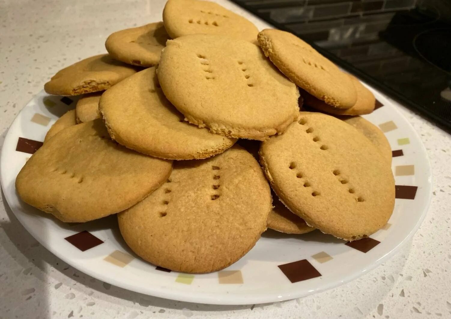 Печенье на рассоле от огурцов мягкое. Печенье на рассоле. Печенье на огуречном рассоле. Печенье на рассоле от огурцов. Печенье из рассола огуречного.