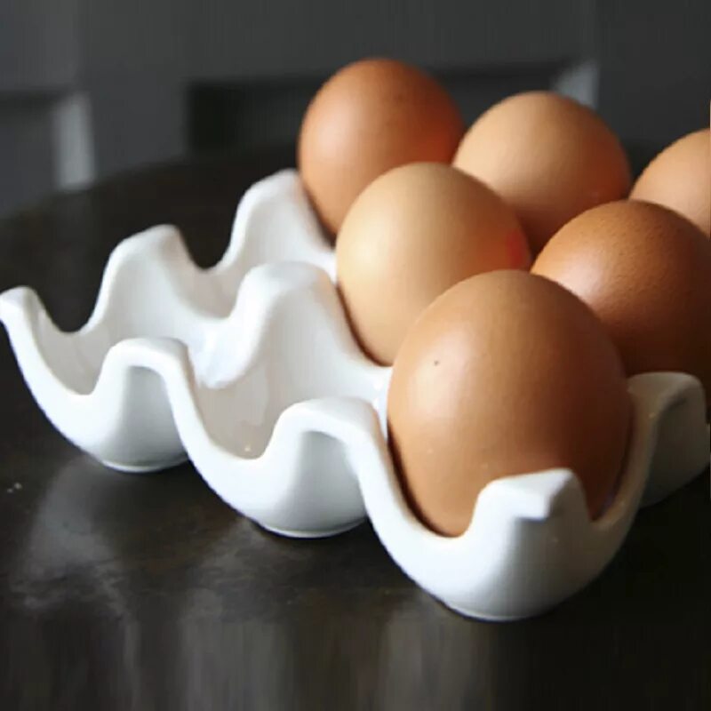 ячейки для яиц. керамическая подставка для яиц. яйца под майонезом с гарниром. картонный лоток для яиц. контейнер для яиц карто.