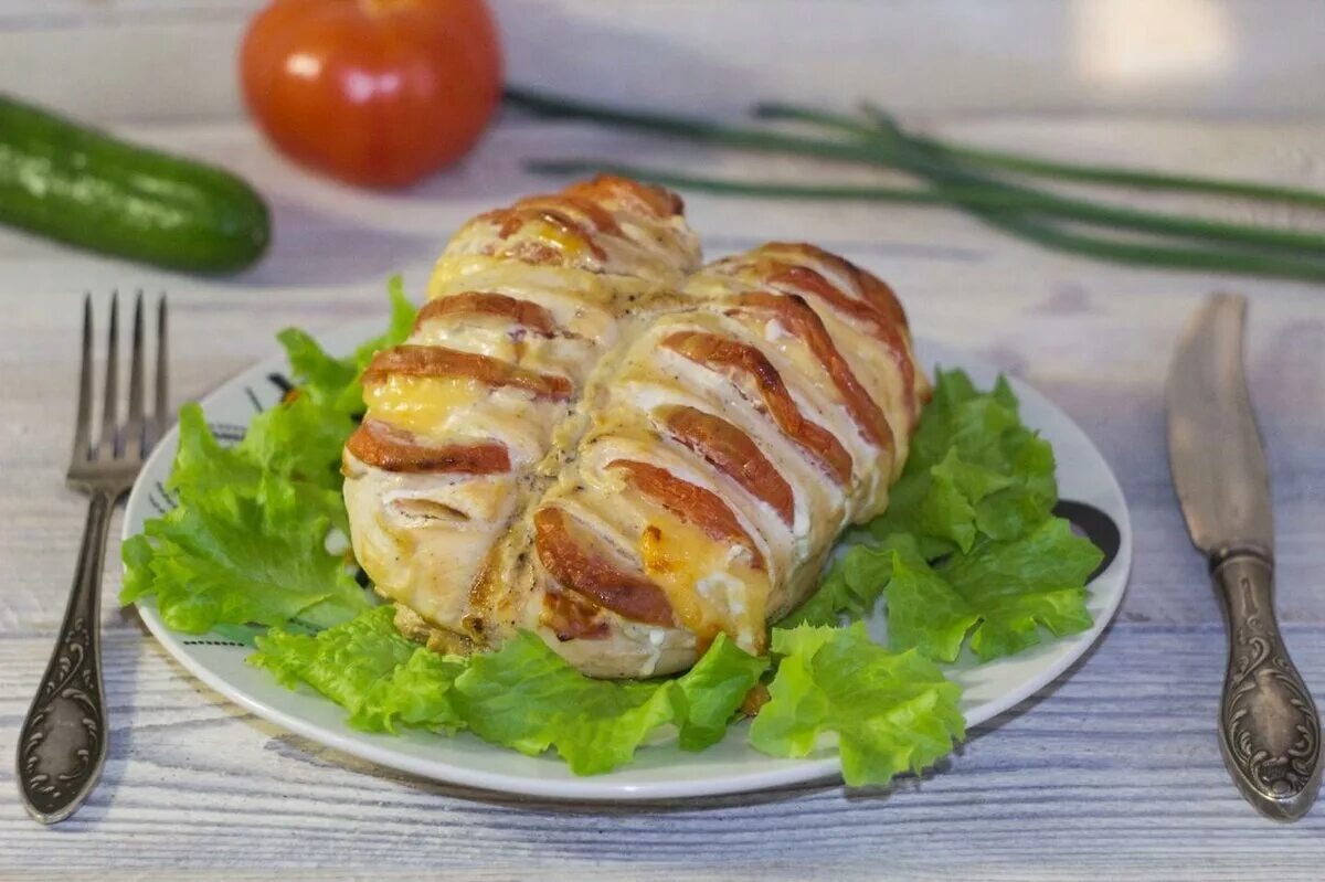 Запеченное куриное филе с помидорами и сыром. Грудка куриная запеченная в духовке с помидорами и сыром гармошка. куриное филе гармошка с помидорами и сыром в духовке. куриная грудка гармошка с помидорами и сыром в духовке. грудка гармошка с помидорами и сыром в духовке.