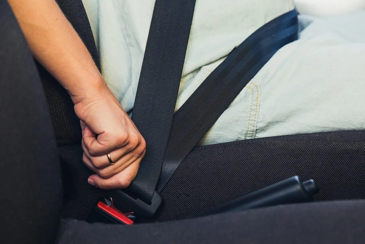 Ремень пассажира. Seat belt. пристегивать ремень безопасности. ремень безопасности застегнутый. пристёгивает ремень.
