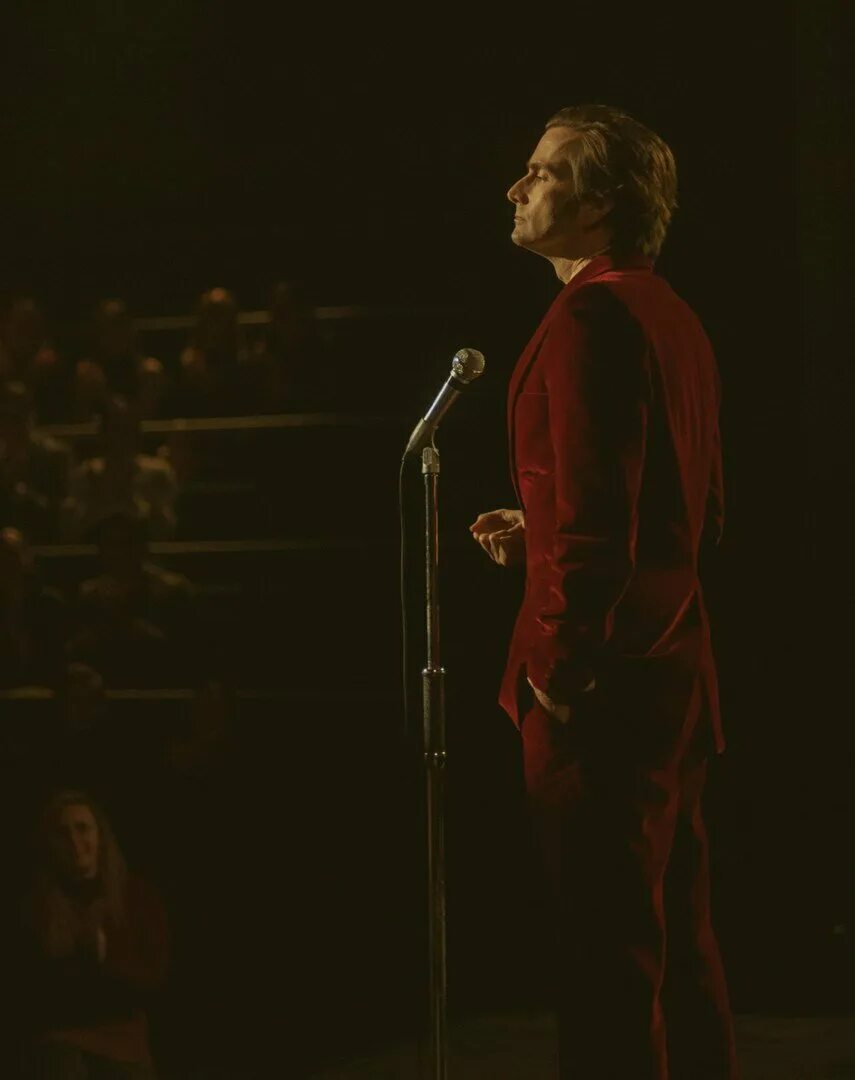 Дэвид лэнг. Mad to be normal дэвид теннант. Дэвид теннант фильмы бесит быть нормальным. Бесит быть нормальным фильм 2017. Дэвид теннант бесит быть нормальным.