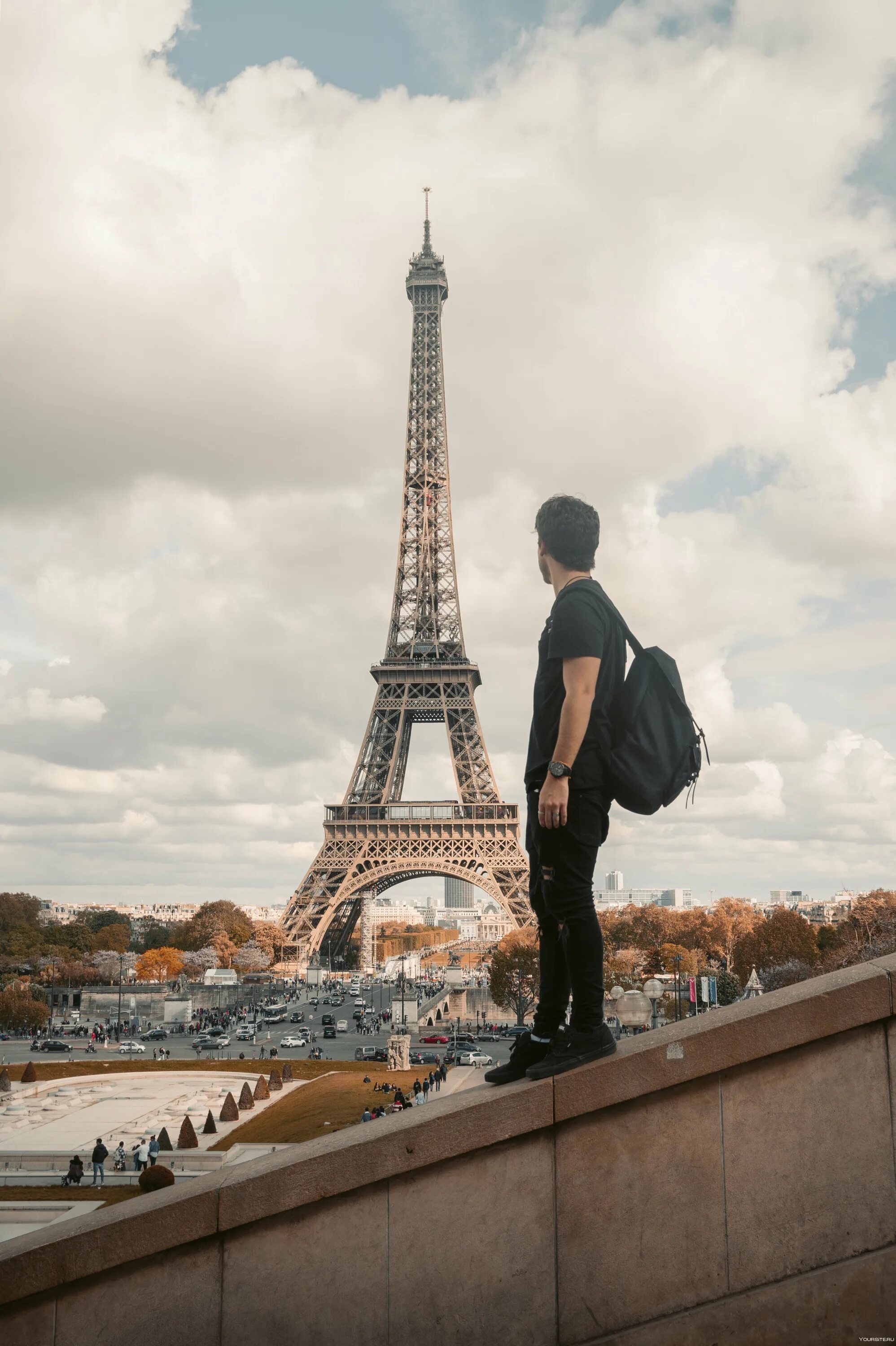 Башня мужчины. Башня мужчины. Париж люди. Фотосессия в париже. Пара на фоне эйфелевой башни.