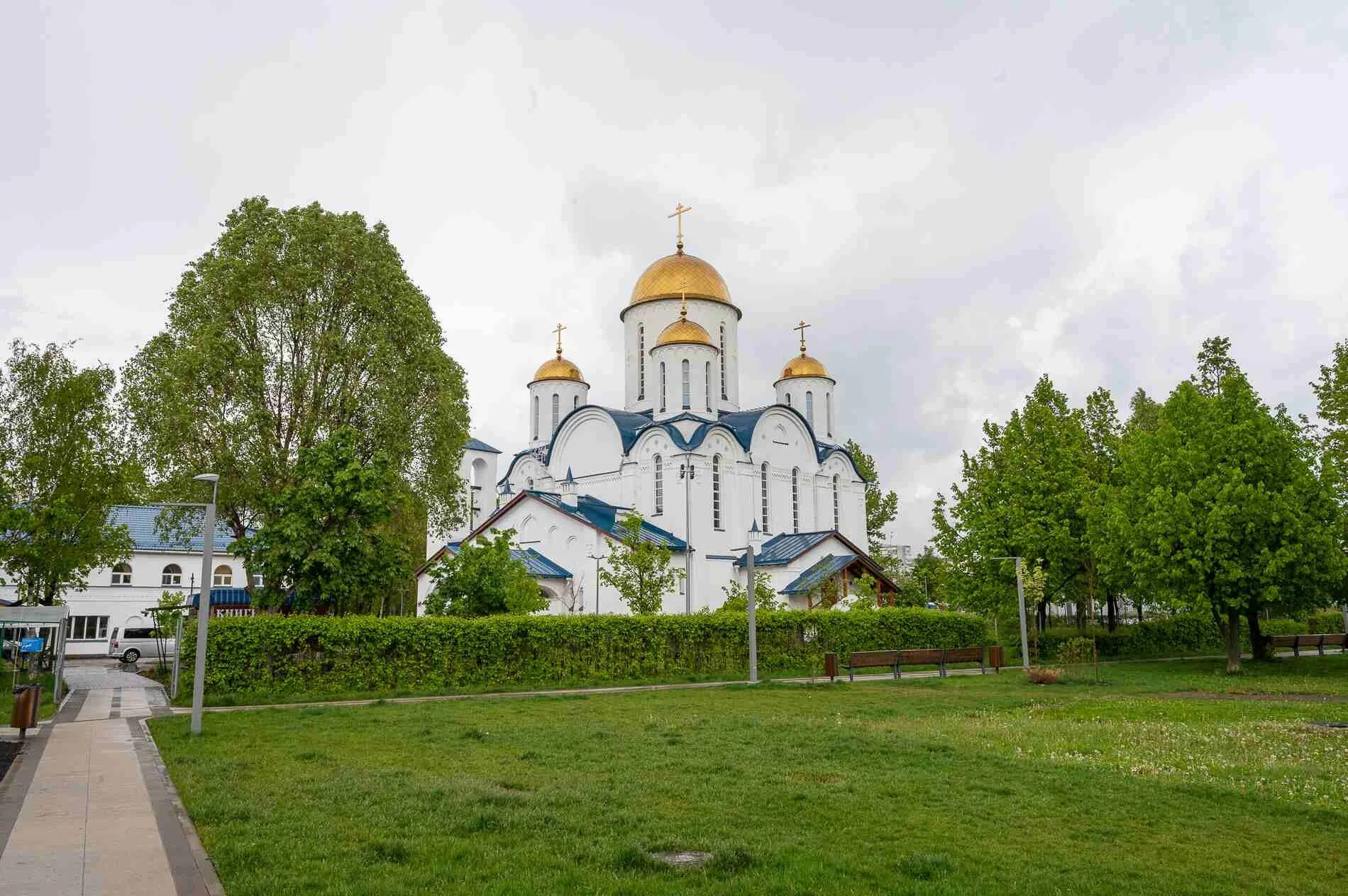 Московская святая 7. Церковь в Ясенево архимандрита. Храм торжества Православия в Алтуфьево. Храм Евгеньевская Церковь на Парашютной улице православный храм.