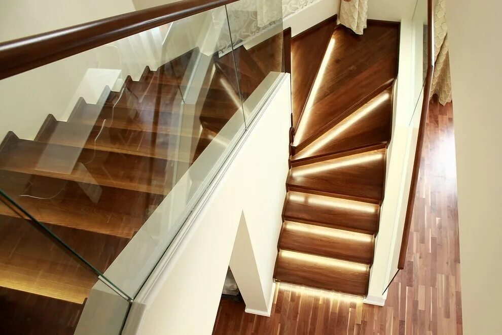 Лестница на 2 этаж с забежными ступенями. Лестница с 2 забежными ступенями. Забежные ступеньки. Забежные ступеньки. Лестница на тетиве поворотная на 90 с забежными ступенями.