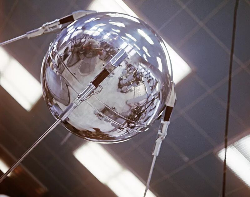 Фото первого искусственного спутника. Первый искусственный Спутник земли 1957. Первый Спутник СССР. Спутник-1 искусственный Спутник. Первый Спутник земли Спутник 1.